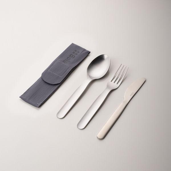 Set de couverts 3 pcs dans un sac gris avec logo SOLA