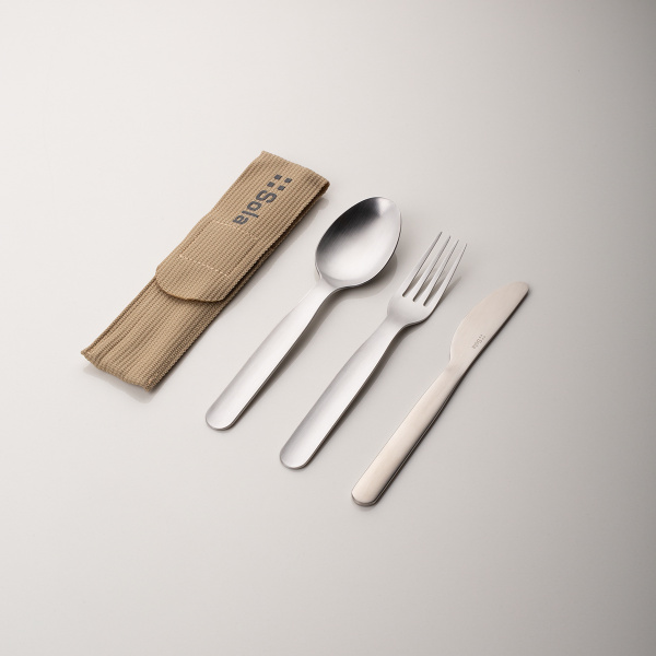 Set de couverts 3 pcs dans un sac beige avec logo SOLA
