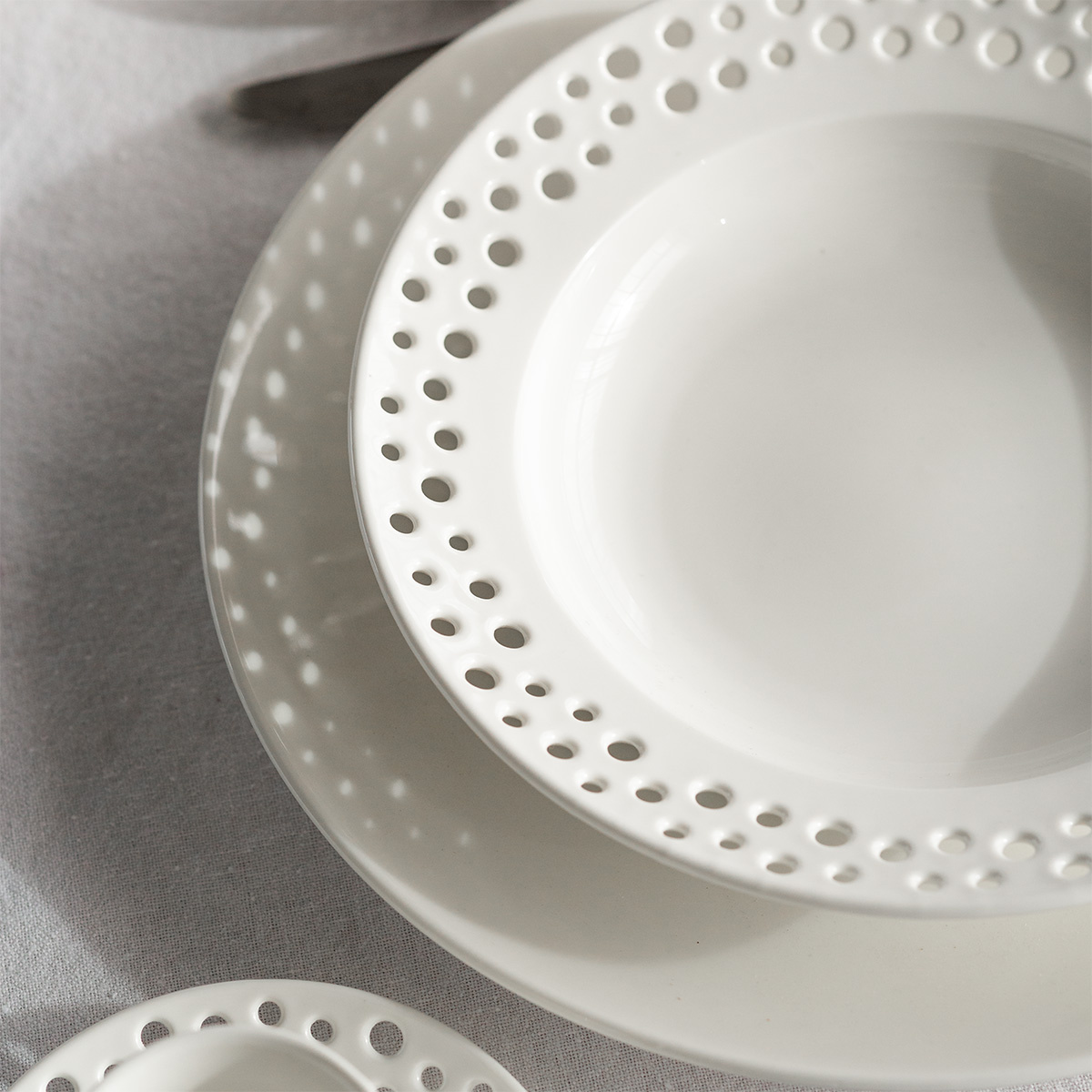 Service en porcelaine, perforé 18 pièces – Flow