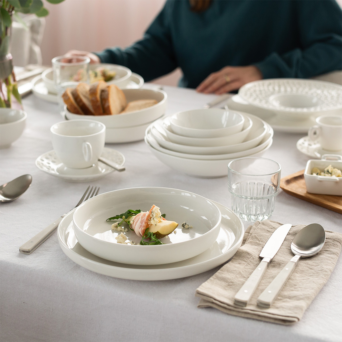Service en porcelaine, perforé 18 pièces – Flow