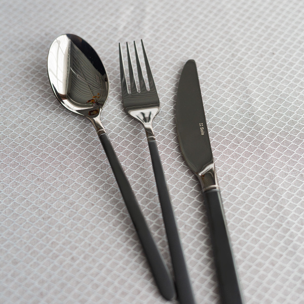 Ménagère 16 pièces — Porto PVD titane foncé / noir sablé