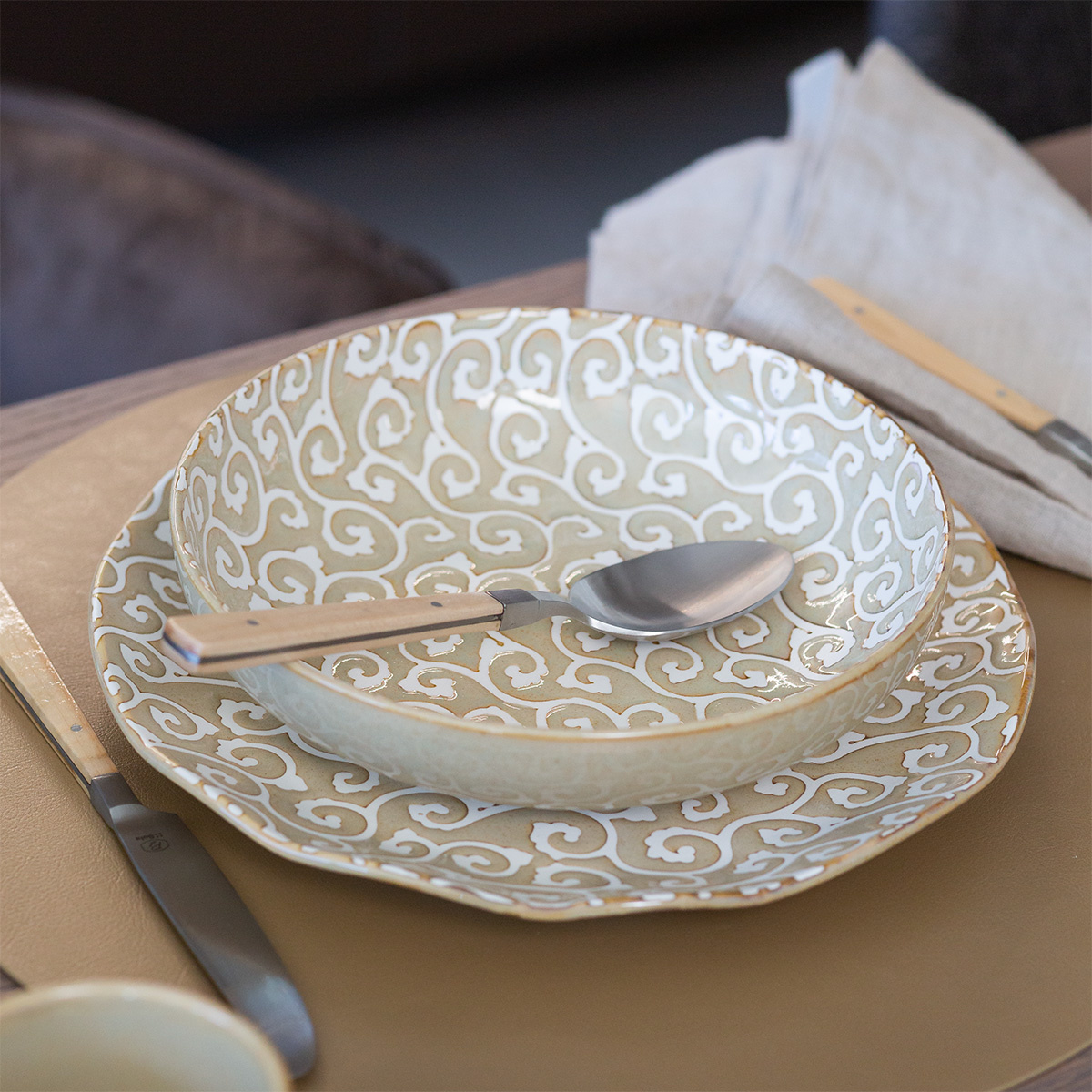 Assiette plate Wavy 25 cm | Levante Pearl
