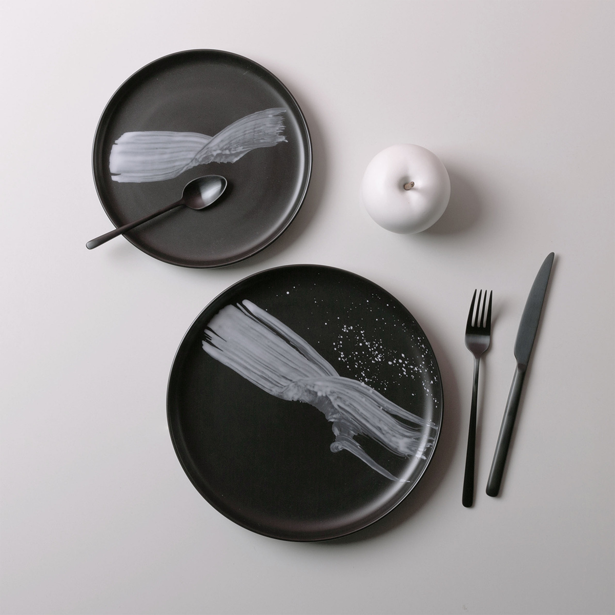 Assiette plate U-Coupe noir ø20 cm – Gaya Atelier Flow Art