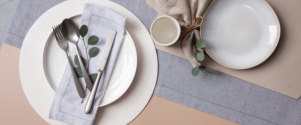 Les accessoires en lin, en coton et en simili cuir ajoutent une atmosphère à votre table