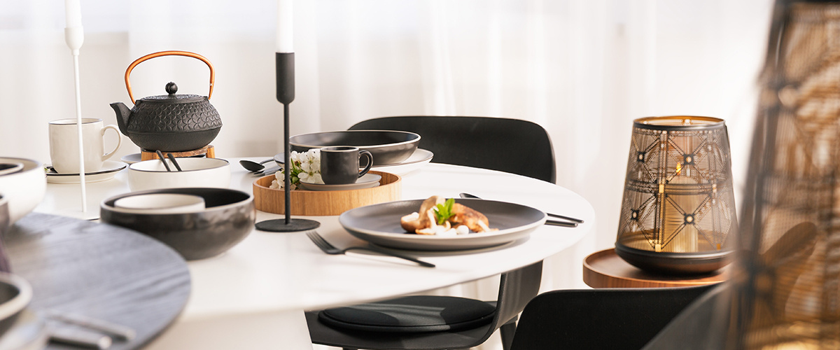 Une table en noir et blanc : voici comment créer une table parfaite dans le style Japandi