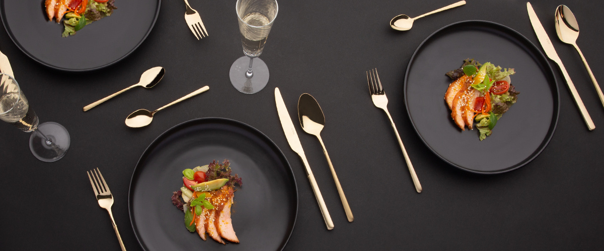 Un bijou sur la table