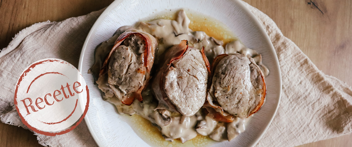Médaillons de porc enrobés de bacon avec sauce aux champignons