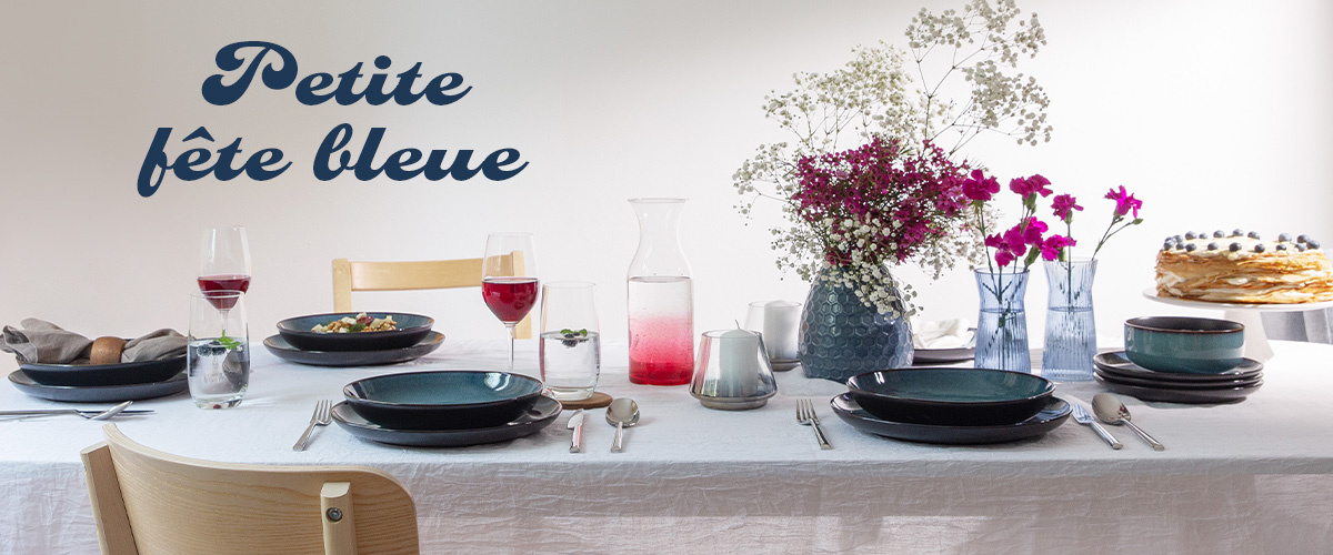Vaisselle bleue avec des accessoires en bois