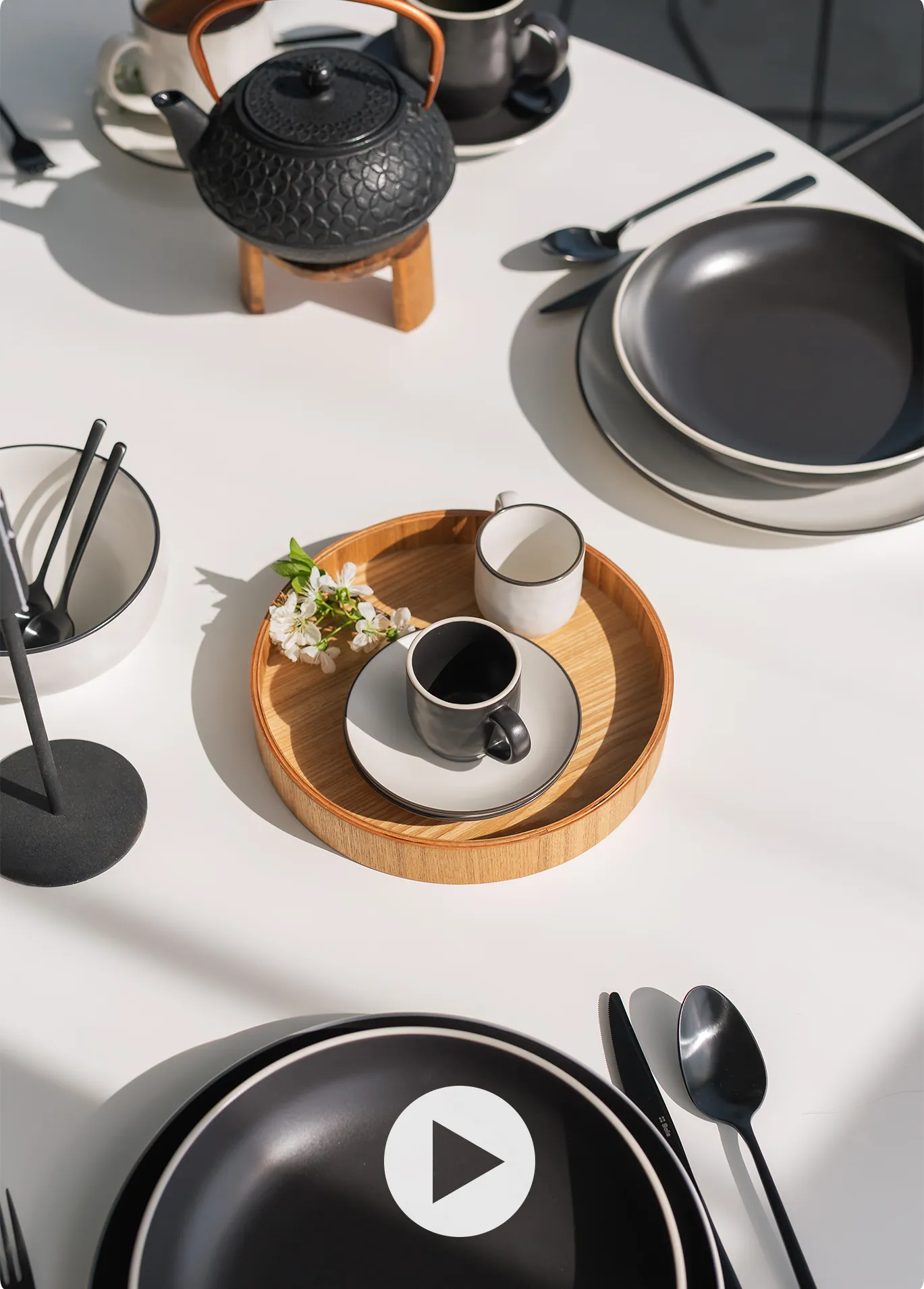 vidéo : Table dressée avec une théière noire et de la vaisselle noire et blanche