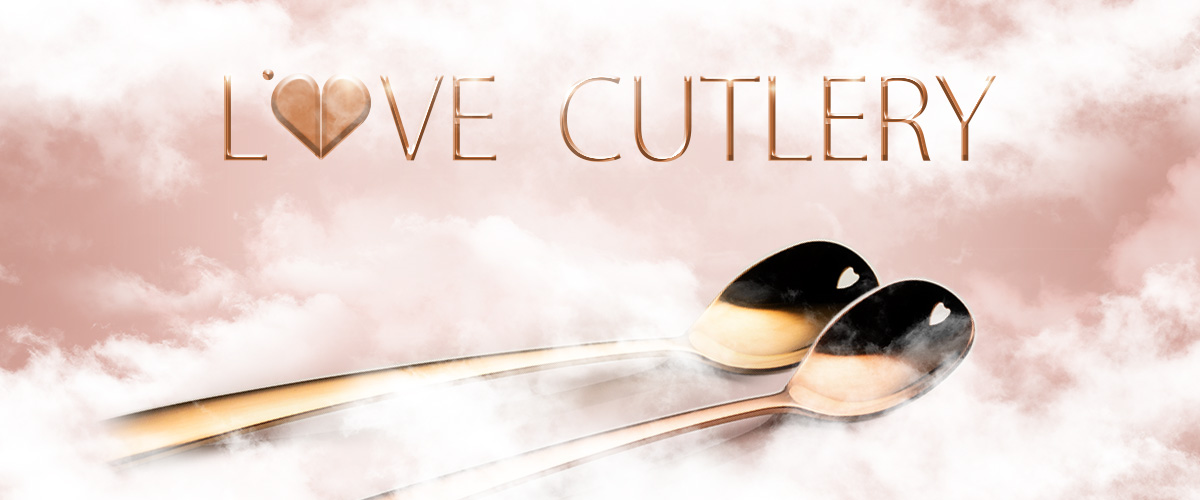L’inscription Love Cutlery dans des nuages roses et blancs avec des cuillères dorées 