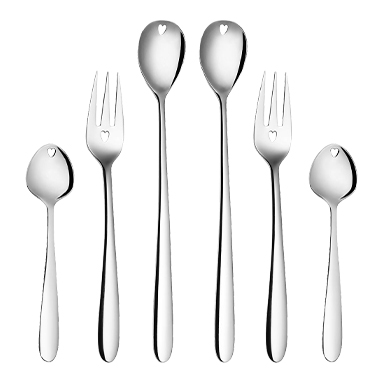 Le set de couverts Love Cutlery en couleur argent sur fond blanc