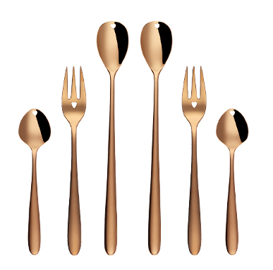 Le set de couverts Love Cutlery en couleur bronze sur fond blanc