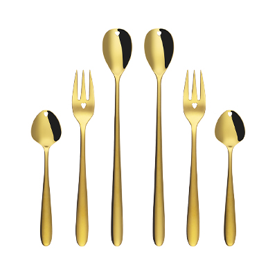 Le set de couverts Love Cutlery en couleur or sur fond blanc 